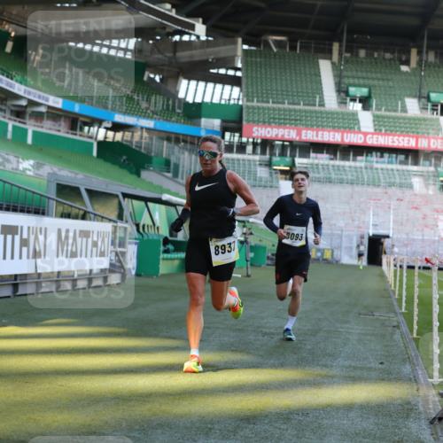 06.10.2024 - 19. swb-Marathon Bremen Yannick Fuchs http://msf.ph/oto/7380826 06.10.2024 10:21:06 Laufen im Stadion 7230, 7719, 8093, 8397, 8657, 8825, 8937, 8948, 8955, 9105 meine-sportfotos.de