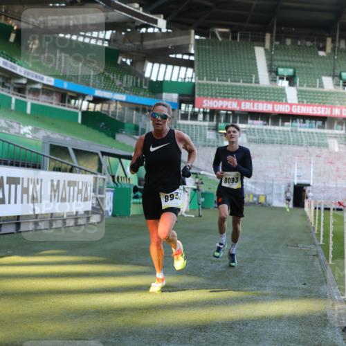 06.10.2024 - 19. swb-Marathon Bremen Yannick Fuchs http://msf.ph/oto/7380839 06.10.2024 10:21:06 Laufen im Stadion 7230, 7719, 8093, 8397, 8657, 8825, 8937, 8948, 8955, 9105 meine-sportfotos.de