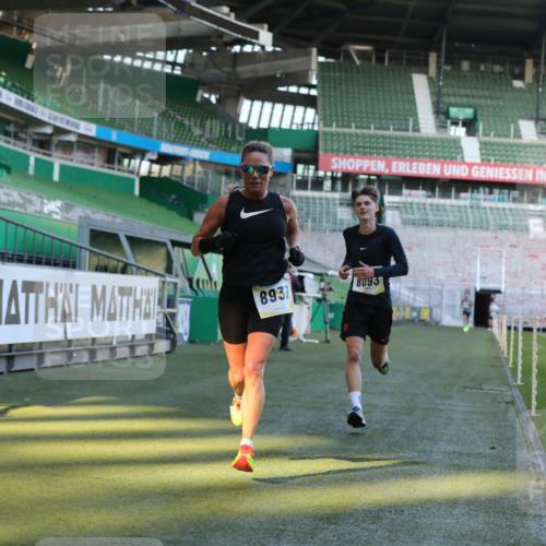 06.10.2024 - 19. swb-Marathon Bremen Yannick Fuchs http://msf.ph/oto/7380849 06.10.2024 10:21:06 Laufen im Stadion 7230, 7719, 8093, 8397, 8657, 8825, 8937, 8948, 8955, 9105 meine-sportfotos.de