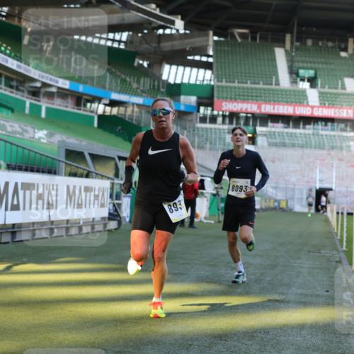 06.10.2024 - 19. swb-Marathon Bremen Yannick Fuchs http://msf.ph/oto/7380868 06.10.2024 10:21:06 Laufen im Stadion 7230, 7719, 8093, 8397, 8657, 8825, 8937, 8948, 8955, 9105 meine-sportfotos.de