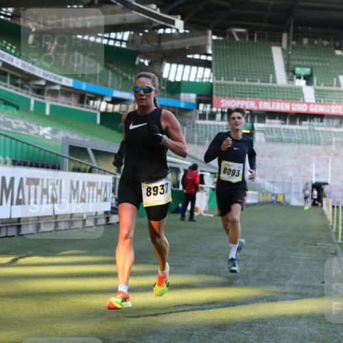 06.10.2024 - 19. swb-Marathon Bremen Yannick Fuchs http://msf.ph/oto/7380884 06.10.2024 10:21:06 Laufen im Stadion 7230, 7719, 8093, 8397, 8657, 8825, 8937, 8948, 8955, 9105 meine-sportfotos.de