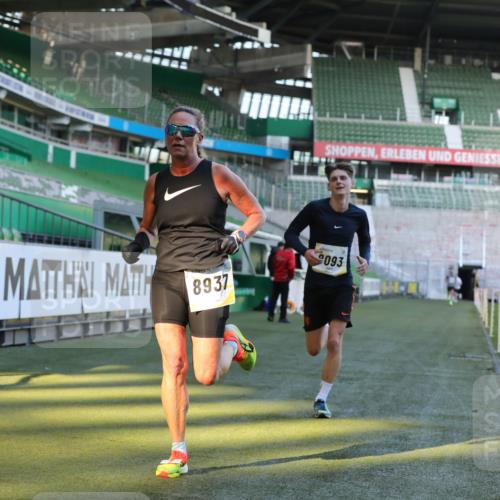 06.10.2024 - 19. swb-Marathon Bremen Yannick Fuchs http://msf.ph/oto/7380903 06.10.2024 10:21:07 Laufen im Stadion 7230, 7719, 8093, 8397, 8657, 8825, 8937, 8948, 8955, 9105 meine-sportfotos.de