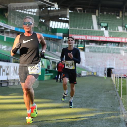 06.10.2024 - 19. swb-Marathon Bremen Yannick Fuchs http://msf.ph/oto/7380911 06.10.2024 10:21:07 Laufen im Stadion 7230, 7719, 8093, 8397, 8657, 8825, 8937, 8948, 8955, 9105 meine-sportfotos.de