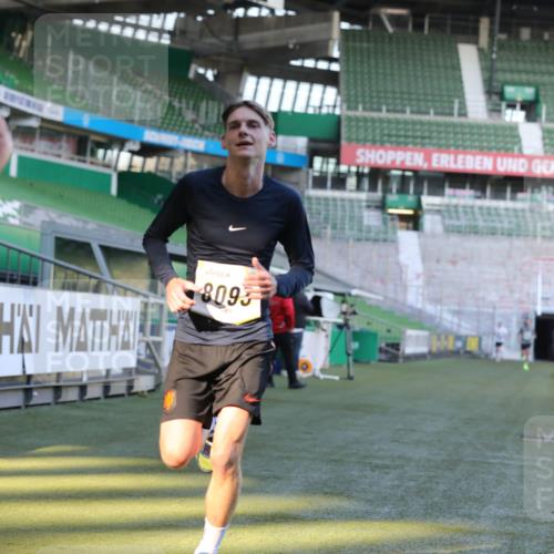 06.10.2024 - 19. swb-Marathon Bremen Yannick Fuchs http://msf.ph/oto/7380921 06.10.2024 10:21:07 Laufen im Stadion 7230, 7719, 8093, 8397, 8657, 8825, 8937, 8948, 8955, 9105 meine-sportfotos.de