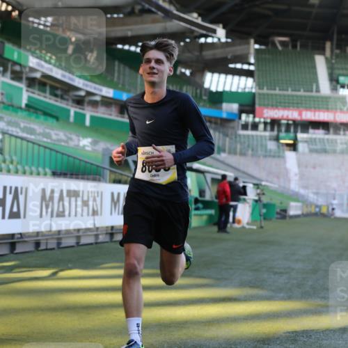 06.10.2024 - 19. swb-Marathon Bremen Yannick Fuchs http://msf.ph/oto/7380948 06.10.2024 10:21:08 Laufen im Stadion 7230, 7719, 8093, 8397, 8657, 8825, 8937, 8948, 8955, 9105 meine-sportfotos.de