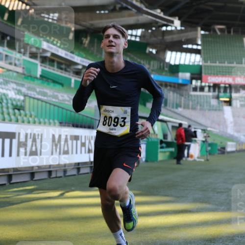 06.10.2024 - 19. swb-Marathon Bremen Yannick Fuchs http://msf.ph/oto/7380955 06.10.2024 10:21:08 Laufen im Stadion 7230, 7719, 8093, 8397, 8657, 8825, 8937, 8948, 8955, 9105 meine-sportfotos.de
