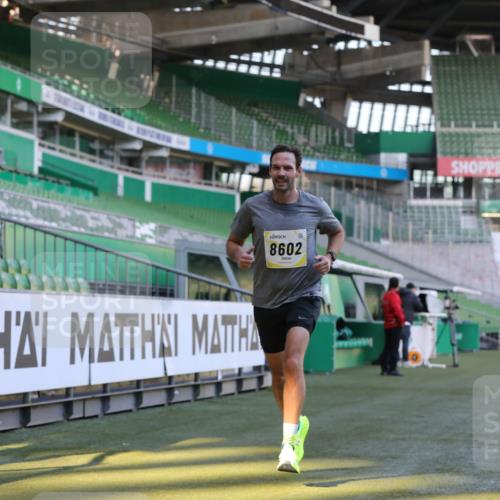 06.10.2024 - 19. swb-Marathon Bremen Yannick Fuchs http://msf.ph/oto/7380983 06.10.2024 10:21:25 Laufen im Stadion 7019, 7230, 7719, 7839, 8093, 8397, 8602, 8631, 8657, 8792, 8797, 8825, 8937, 8948, 8955 meine-sportfotos.de