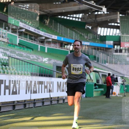 06.10.2024 - 19. swb-Marathon Bremen Yannick Fuchs http://msf.ph/oto/7380995 06.10.2024 10:21:25 Laufen im Stadion 7019, 7230, 7719, 7839, 8093, 8397, 8602, 8631, 8657, 8792, 8797, 8825, 8937, 8948, 8955 meine-sportfotos.de