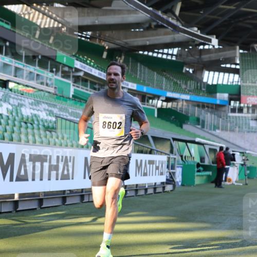 06.10.2024 - 19. swb-Marathon Bremen Yannick Fuchs http://msf.ph/oto/7381014 06.10.2024 10:21:26 Laufen im Stadion 7019, 7230, 7719, 7839, 8093, 8397, 8602, 8631, 8657, 8792, 8797, 8825, 8937, 8948 meine-sportfotos.de