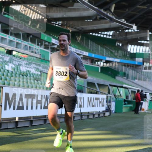 06.10.2024 - 19. swb-Marathon Bremen Yannick Fuchs http://msf.ph/oto/7381020 06.10.2024 10:21:26 Laufen im Stadion 7019, 7230, 7719, 7839, 8093, 8397, 8602, 8631, 8657, 8792, 8797, 8825, 8937, 8948 meine-sportfotos.de