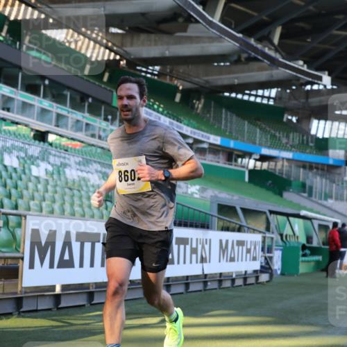 06.10.2024 - 19. swb-Marathon Bremen Yannick Fuchs http://msf.ph/oto/7381027 06.10.2024 10:21:26 Laufen im Stadion 7019, 7230, 7719, 7839, 8093, 8397, 8602, 8631, 8657, 8792, 8797, 8825, 8937, 8948 meine-sportfotos.de