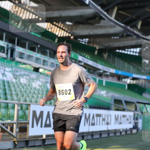 06.10.2024 - 19. swb-Marathon Bremen Yannick Fuchs http://msf.ph/oto/7381034 06.10.2024 10:21:26 Laufen im Stadion 7019, 7230, 7719, 7839, 8093, 8397, 8602, 8631, 8657, 8792, 8797, 8825, 8937, 8948 meine-sportfotos.de