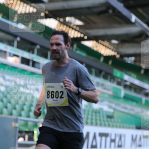 06.10.2024 - 19. swb-Marathon Bremen Yannick Fuchs http://msf.ph/oto/7381066 06.10.2024 10:21:26 Laufen im Stadion 7019, 7230, 7719, 7839, 8093, 8397, 8602, 8631, 8657, 8792, 8797, 8825, 8937, 8948 meine-sportfotos.de