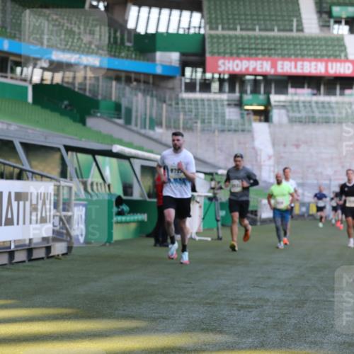 06.10.2024 - 19. swb-Marathon Bremen Yannick Fuchs http://msf.ph/oto/7381076 06.10.2024 10:21:28 Laufen im Stadion 7019, 7230, 7839, 8093, 8397, 8602, 8631, 8657, 8792, 8797, 8825, 8937, 8948 meine-sportfotos.de