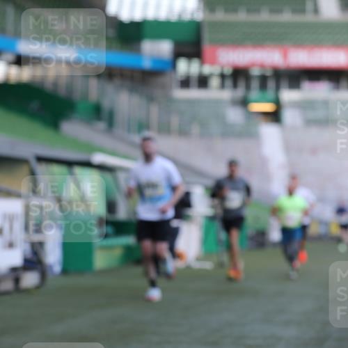06.10.2024 - 19. swb-Marathon Bremen Yannick Fuchs http://msf.ph/oto/7381087 06.10.2024 10:21:28 Laufen im Stadion 7019, 7230, 7839, 8093, 8397, 8602, 8631, 8657, 8792, 8797, 8825, 8937, 8948 meine-sportfotos.de