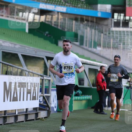 06.10.2024 - 19. swb-Marathon Bremen Yannick Fuchs http://msf.ph/oto/7381091 06.10.2024 10:21:29 Laufen im Stadion 7019, 7230, 7839, 8093, 8397, 8602, 8631, 8657, 8792, 8797, 8825, 8937, 8948 meine-sportfotos.de