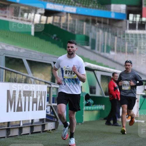 06.10.2024 - 19. swb-Marathon Bremen Yannick Fuchs http://msf.ph/oto/7381100 06.10.2024 10:21:29 Laufen im Stadion 7019, 7230, 7839, 8093, 8397, 8602, 8631, 8657, 8792, 8797, 8825, 8937, 8948 meine-sportfotos.de