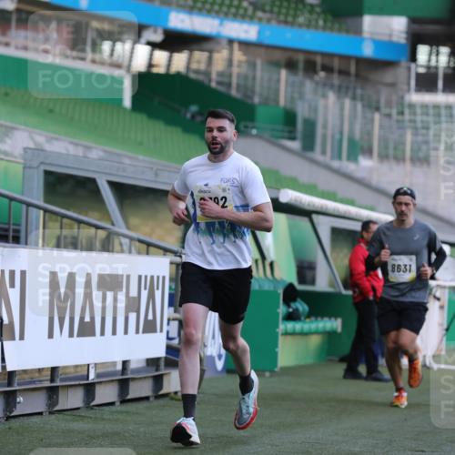 06.10.2024 - 19. swb-Marathon Bremen Yannick Fuchs http://msf.ph/oto/7381106 06.10.2024 10:21:30 Laufen im Stadion 7019, 7230, 7839, 8093, 8397, 8602, 8631, 8657, 8792, 8797, 8825, 8937, 8948 meine-sportfotos.de