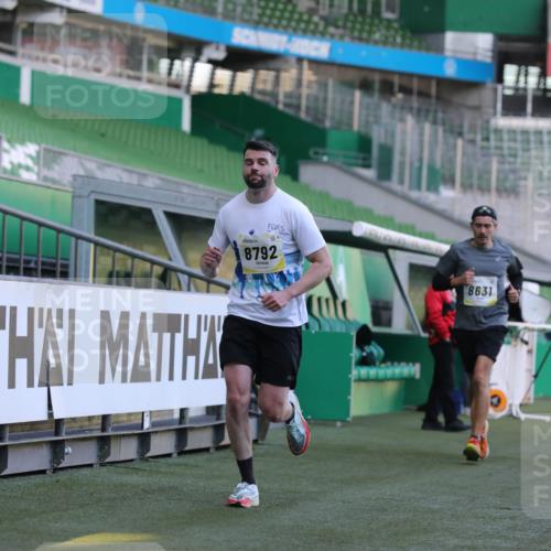 06.10.2024 - 19. swb-Marathon Bremen Yannick Fuchs http://msf.ph/oto/7381119 06.10.2024 10:21:30 Laufen im Stadion 7019, 7230, 7839, 8093, 8397, 8602, 8631, 8657, 8792, 8797, 8825, 8937, 8948 meine-sportfotos.de
