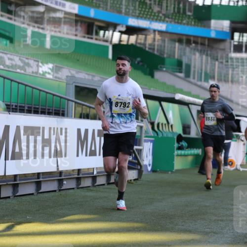 06.10.2024 - 19. swb-Marathon Bremen Yannick Fuchs http://msf.ph/oto/7381134 06.10.2024 10:21:30 Laufen im Stadion 7019, 7230, 7839, 8093, 8397, 8602, 8631, 8657, 8792, 8797, 8825, 8937, 8948 meine-sportfotos.de