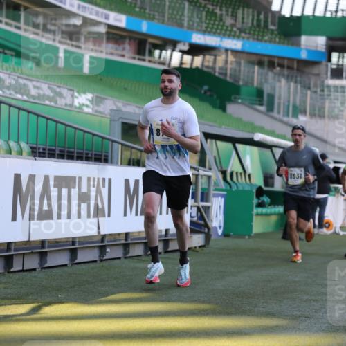 06.10.2024 - 19. swb-Marathon Bremen Yannick Fuchs http://msf.ph/oto/7381145 06.10.2024 10:21:30 Laufen im Stadion 7019, 7230, 7839, 8093, 8397, 8602, 8631, 8657, 8792, 8797, 8825, 8937, 8948 meine-sportfotos.de