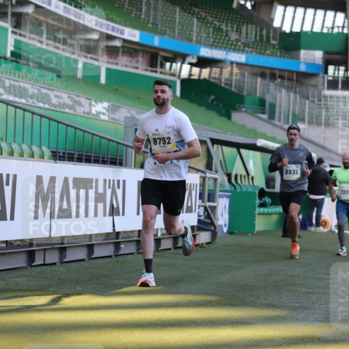 06.10.2024 - 19. swb-Marathon Bremen Yannick Fuchs http://msf.ph/oto/7381162 06.10.2024 10:21:30 Laufen im Stadion 7019, 7230, 7839, 8093, 8397, 8602, 8631, 8657, 8792, 8797, 8825, 8937, 8948 meine-sportfotos.de