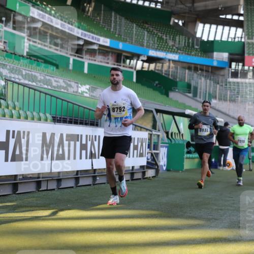 06.10.2024 - 19. swb-Marathon Bremen Yannick Fuchs http://msf.ph/oto/7381172 06.10.2024 10:21:31 Laufen im Stadion 7019, 7230, 7839, 8093, 8397, 8602, 8631, 8792, 8797, 8937, 8948 meine-sportfotos.de