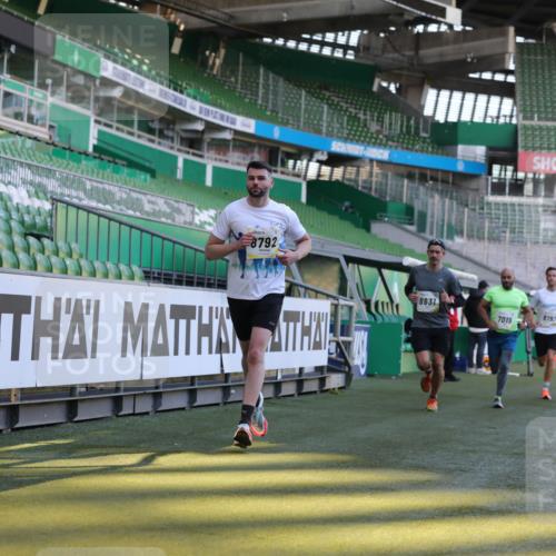 06.10.2024 - 19. swb-Marathon Bremen Yannick Fuchs http://msf.ph/oto/7381188 06.10.2024 10:21:31 Laufen im Stadion 7019, 7230, 7839, 8093, 8397, 8602, 8631, 8792, 8797, 8937, 8948 meine-sportfotos.de