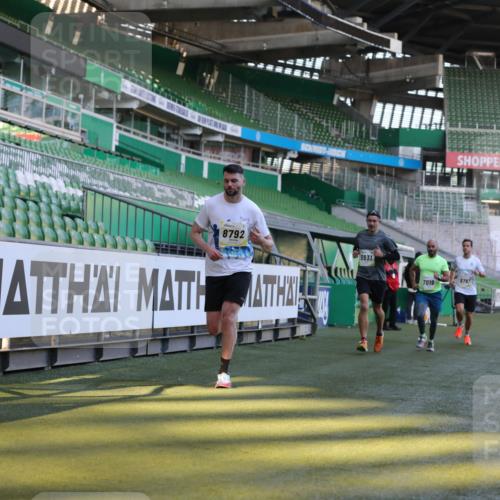 06.10.2024 - 19. swb-Marathon Bremen Yannick Fuchs http://msf.ph/oto/7381201 06.10.2024 10:21:31 Laufen im Stadion 7019, 7230, 7839, 8093, 8397, 8602, 8631, 8792, 8797, 8937, 8948 meine-sportfotos.de