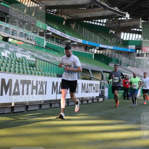 06.10.2024 - 19. swb-Marathon Bremen Yannick Fuchs http://msf.ph/oto/7381219 06.10.2024 10:21:31 Laufen im Stadion 7019, 7230, 7839, 8093, 8397, 8602, 8631, 8792, 8797, 8937, 8948 meine-sportfotos.de