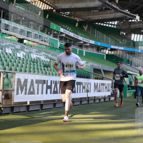 06.10.2024 - 19. swb-Marathon Bremen Yannick Fuchs http://msf.ph/oto/7381223 06.10.2024 10:21:32 Laufen im Stadion 7019, 7230, 7646, 7839, 8093, 8397, 8602, 8631, 8792, 8797, 8937 meine-sportfotos.de
