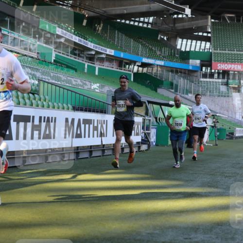 06.10.2024 - 19. swb-Marathon Bremen Yannick Fuchs http://msf.ph/oto/7381244 06.10.2024 10:21:32 Laufen im Stadion 7019, 7230, 7646, 7839, 8093, 8397, 8602, 8631, 8792, 8797, 8937 meine-sportfotos.de