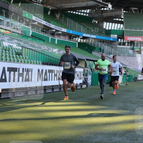 06.10.2024 - 19. swb-Marathon Bremen Yannick Fuchs http://msf.ph/oto/7381255 06.10.2024 10:21:33 Laufen im Stadion 7019, 7230, 7646, 7839, 7963, 8093, 8292, 8397, 8602, 8631, 8792, 8797, 8937 meine-sportfotos.de