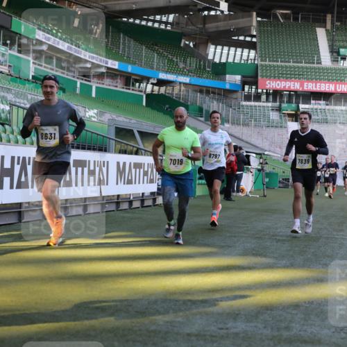 06.10.2024 - 19. swb-Marathon Bremen Yannick Fuchs http://msf.ph/oto/7381273 06.10.2024 10:21:33 Laufen im Stadion 7019, 7230, 7646, 7839, 7963, 8093, 8292, 8397, 8602, 8631, 8792, 8797, 8937 meine-sportfotos.de