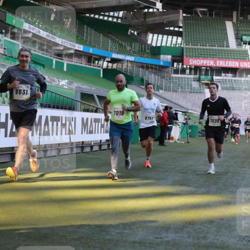 06.10.2024 - 19. swb-Marathon Bremen Yannick Fuchs http://msf.ph/oto/7381280 06.10.2024 10:21:33 Laufen im Stadion 7019, 7230, 7646, 7839, 7963, 8093, 8292, 8397, 8602, 8631, 8792, 8797, 8937 meine-sportfotos.de
