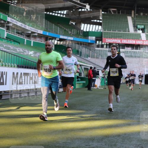 06.10.2024 - 19. swb-Marathon Bremen Yannick Fuchs http://msf.ph/oto/7381299 06.10.2024 10:21:34 Laufen im Stadion 7019, 7230, 7376, 7646, 7839, 7963, 8093, 8292, 8397, 8602, 8631, 8792, 8797, 8937 meine-sportfotos.de