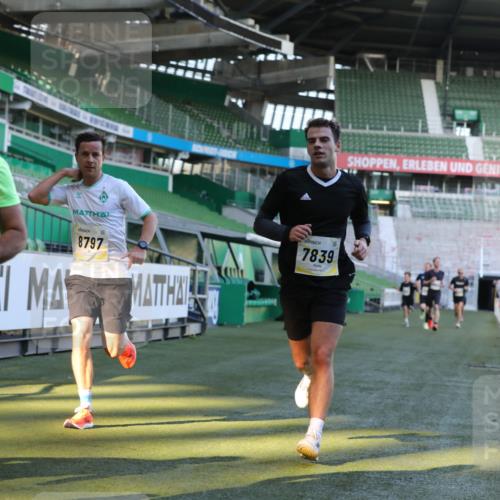 06.10.2024 - 19. swb-Marathon Bremen Yannick Fuchs http://msf.ph/oto/7381326 06.10.2024 10:21:35 Laufen im Stadion 7019, 7230, 7376, 7646, 7839, 7963, 8093, 8292, 8602, 8631, 8792, 8797, 8937 meine-sportfotos.de