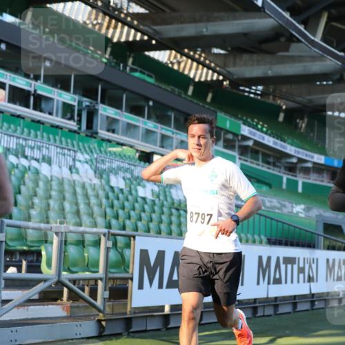 06.10.2024 - 19. swb-Marathon Bremen Yannick Fuchs http://msf.ph/oto/7381338 06.10.2024 10:21:36 Laufen im Stadion 7019, 7230, 7376, 7646, 7839, 7963, 8093, 8292, 8602, 8631, 8792, 8797, 8937 meine-sportfotos.de
