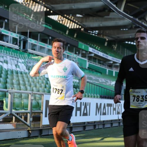 06.10.2024 - 19. swb-Marathon Bremen Yannick Fuchs http://msf.ph/oto/7381351 06.10.2024 10:21:36 Laufen im Stadion 7019, 7230, 7376, 7646, 7839, 7963, 8093, 8292, 8602, 8631, 8792, 8797, 8937 meine-sportfotos.de