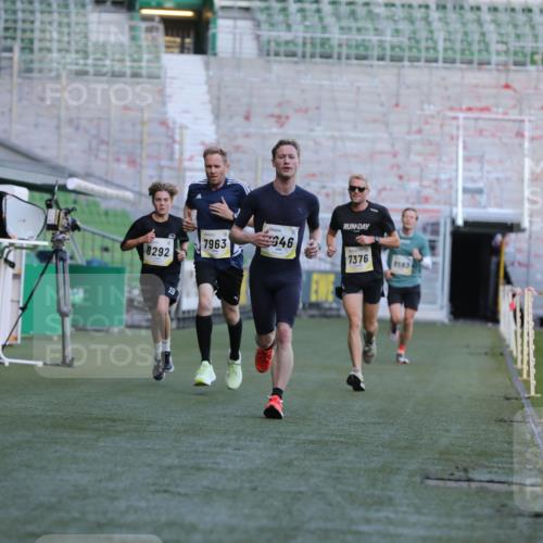 06.10.2024 - 19. swb-Marathon Bremen Yannick Fuchs http://msf.ph/oto/7381358 06.10.2024 10:21:37 Laufen im Stadion 7019, 7230, 7376, 7646, 7839, 7963, 8093, 8292, 8583, 8602, 8631, 8792, 8797, 8937 meine-sportfotos.de