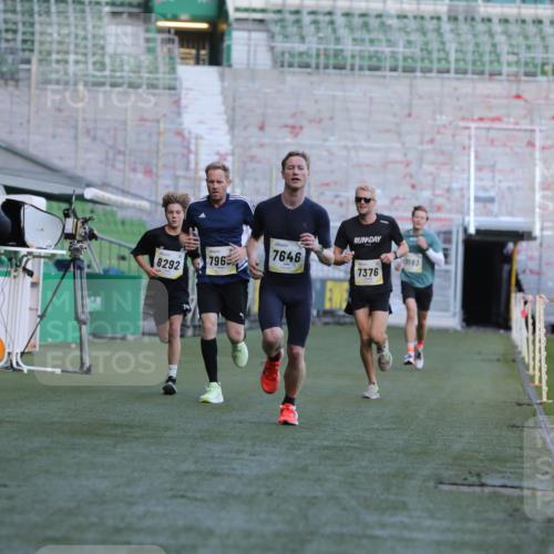 06.10.2024 - 19. swb-Marathon Bremen Yannick Fuchs http://msf.ph/oto/7381362 06.10.2024 10:21:38 Laufen im Stadion 7019, 7230, 7376, 7646, 7839, 7963, 8093, 8292, 8583, 8602, 8631, 8792, 8797, 8937 meine-sportfotos.de
