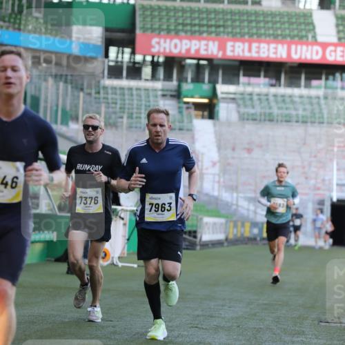 06.10.2024 - 19. swb-Marathon Bremen Yannick Fuchs http://msf.ph/oto/7381480 06.10.2024 10:21:42 Laufen im Stadion 7019, 7376, 7646, 7839, 7963, 8093, 8292, 8583, 8602, 8631, 8792, 8797 meine-sportfotos.de
