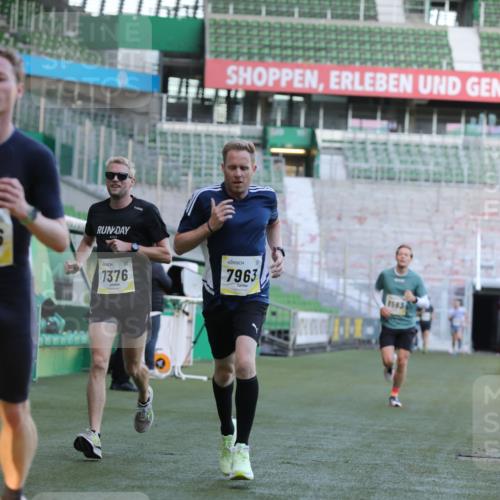 06.10.2024 - 19. swb-Marathon Bremen Yannick Fuchs http://msf.ph/oto/7381487 06.10.2024 10:21:42 Laufen im Stadion 7019, 7376, 7646, 7839, 7963, 8093, 8292, 8583, 8602, 8631, 8792, 8797 meine-sportfotos.de