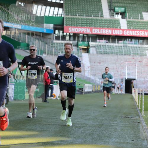 06.10.2024 - 19. swb-Marathon Bremen Yannick Fuchs http://msf.ph/oto/7381497 06.10.2024 10:21:42 Laufen im Stadion 7019, 7376, 7646, 7839, 7963, 8093, 8292, 8583, 8602, 8631, 8792, 8797 meine-sportfotos.de