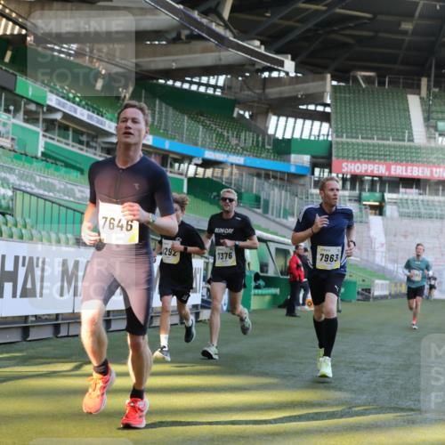 06.10.2024 - 19. swb-Marathon Bremen Yannick Fuchs http://msf.ph/oto/7381515 06.10.2024 10:21:43 Laufen im Stadion 7019, 7376, 7646, 7839, 7963, 8292, 8583, 8602, 8631, 8792, 8797 meine-sportfotos.de