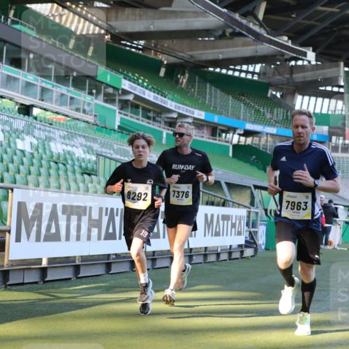 06.10.2024 - 19. swb-Marathon Bremen Yannick Fuchs http://msf.ph/oto/7381521 06.10.2024 10:21:44 Laufen im Stadion 7019, 7376, 7646, 7839, 7963, 8292, 8583, 8602, 8631, 8792, 8797 meine-sportfotos.de