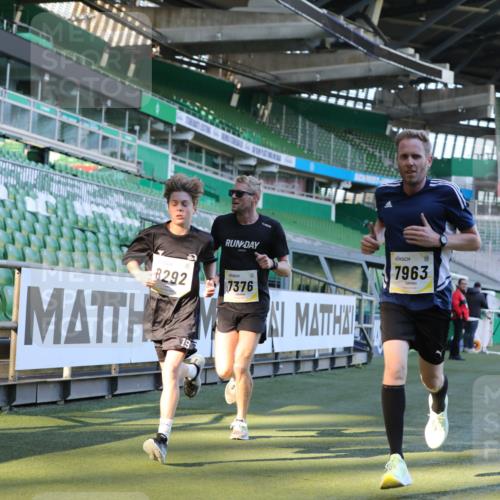 06.10.2024 - 19. swb-Marathon Bremen Yannick Fuchs http://msf.ph/oto/7381531 06.10.2024 10:21:44 Laufen im Stadion 7019, 7376, 7646, 7839, 7963, 8292, 8583, 8602, 8631, 8792, 8797 meine-sportfotos.de
