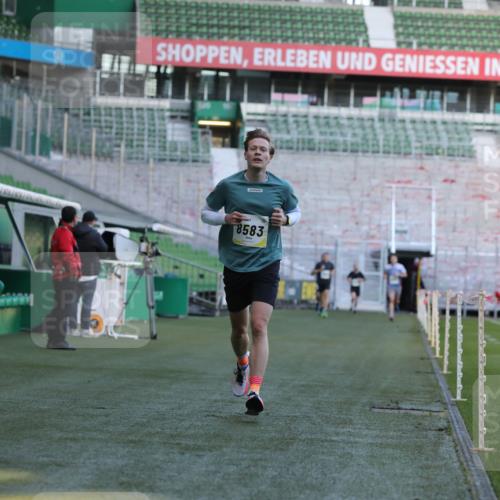 06.10.2024 - 19. swb-Marathon Bremen Yannick Fuchs http://msf.ph/oto/7381576 06.10.2024 10:21:46 Laufen im Stadion 7019, 7376, 7646, 7839, 7963, 8292, 8583, 8602, 8631, 8792, 8797 meine-sportfotos.de