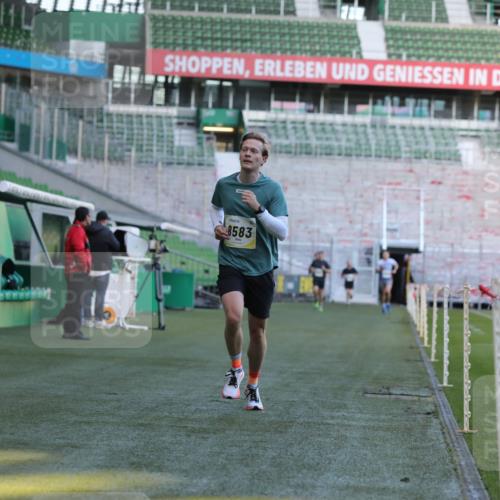 06.10.2024 - 19. swb-Marathon Bremen Yannick Fuchs http://msf.ph/oto/7381592 06.10.2024 10:21:46 Laufen im Stadion 7019, 7376, 7646, 7839, 7963, 8292, 8583, 8602, 8631, 8792, 8797 meine-sportfotos.de