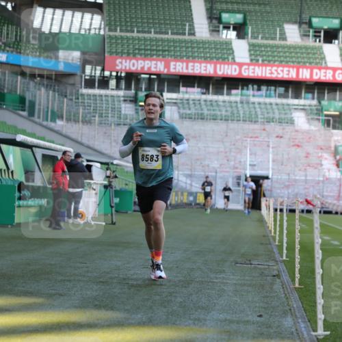 06.10.2024 - 19. swb-Marathon Bremen Yannick Fuchs http://msf.ph/oto/7381621 06.10.2024 10:21:46 Laufen im Stadion 7019, 7376, 7646, 7839, 7963, 8292, 8583, 8602, 8631, 8792, 8797 meine-sportfotos.de